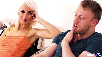 SereneXX milf pornstar chupando e lambendo a buceta