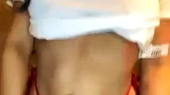 Latina mit fettem Arsch strippt nass vor der Cam