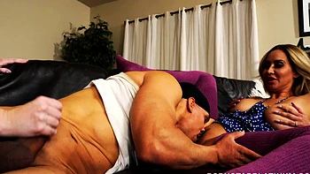 Pornstar tetona follada duro en trío con mamada