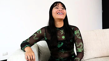 Latina chevauche une grosse queue blanche en levrette