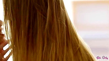 Lesbisches blondes Teen schüttelt großen Arsch beim Interracial