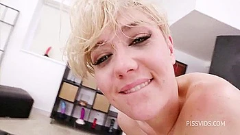 Blonde wird mit 5 Schwänzen anal gefickt und pisst