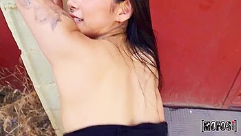 Casal asiático fodendo pesado na cowgirl com creampie no beco