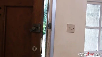 Rubia madura en medias se mete dedos y lame pussy