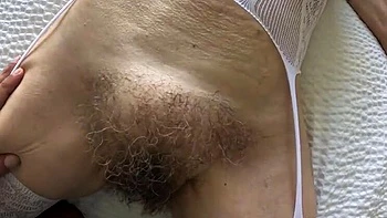 Abuela francesa peluda se masturba su coño sola