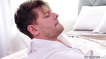 Adolescente ruiva de peitos pequenos fodida com pau enorme