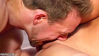 Mature blonde aux petits seins baisée en plein air