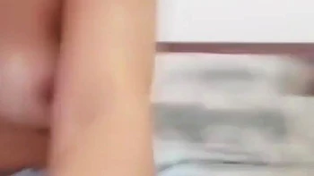 Chica desi morena mostrando su cuerpo en la cama