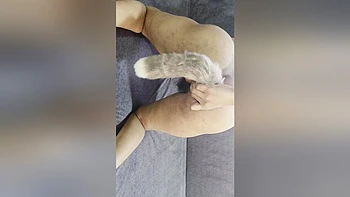 Indienne amateur baise son cul poilu avec plug queue