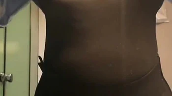 Соблазнение в офисном туалете и соло оргазм