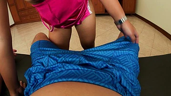 Adolescente thaïlandaise au gros cul suce et chevauche hardcore