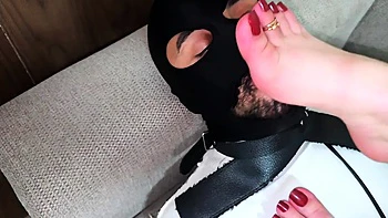 Herrin Kristina verehrt arabische Füße