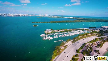 Brünette Milf bekommt Creampie in ihre großen Titten