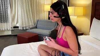 Chica gamer latina cachonda con creampie duro