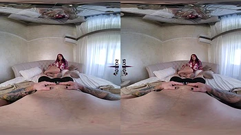 Brune tatouée trompe son mec avec grosse branlette et pipe