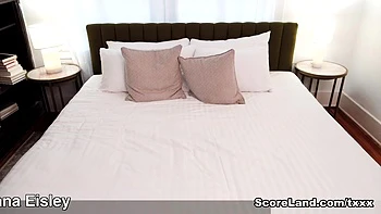 Диана Эйслеи: волосатая пизда с большими сиськами