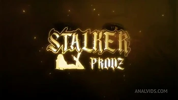 Trois filles baisent un cul - Nelly & Leya