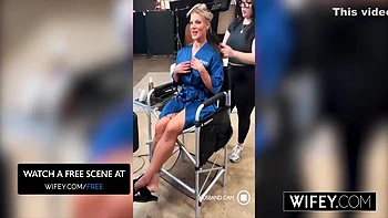 Blonde hotwife chevauche pendant que son mari mate