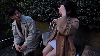 Mignonne japonaise suce de grosses nichons