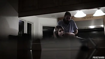 Giselle la belle blonde belle-fille se fait baiser fort dans la cuisine