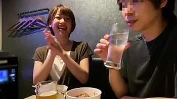 Belle au visage fin lèche sa chatte poilue avec baisers