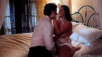 Femme aux gros seins et cul remue en se faisant baiser