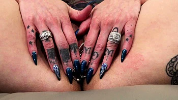 Busige Brünette MILF spielt solo mit Pussy-Piercings