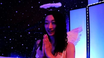 Teen asiática se chupa el coño disfrazada