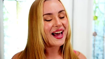 Zoey Uso, milf blonde aux gros seins suce la bite