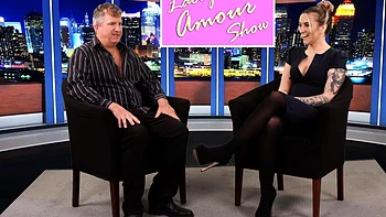 Blonde avide suce et reçoit un facial