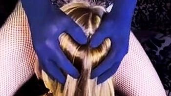 MILF brune baise gorge profonde sur le canapé