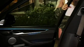 Eva Maxim suce en public en POV