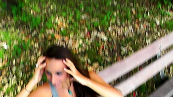 Adolescente morena hace una paja arriesgada en POV al aire libre