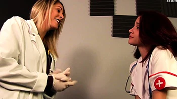 La doctora Nikki Brooks se folla a la enfermera tras el examen