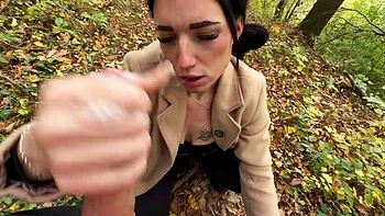 Amadora alemã LizaRoxx engole fundo em trilha nos Alpes POV