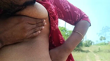 Estudante indiana Laxi Ammu fodida hardcore ao ar livre