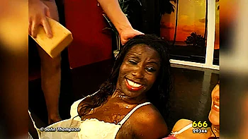 Лесбиянки писают и сосут член в мокром групповом трахе