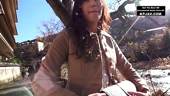 Bruneta japonesa chupando e sendo fodida de quatro