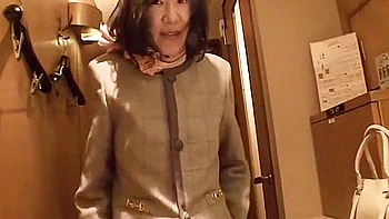 Азиянка-домохозяйка с волосатой киской трахнута на работе