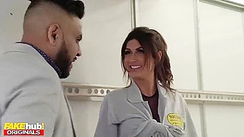 Stiefmutter erwischt Teen mit großem schwarzen Schwanz