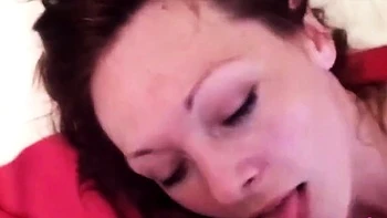 Chica rusa amateur recibe facial en casa