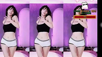 Азиатская богиня с огромными сиськами устраивает шоу