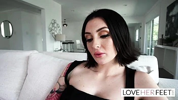 Charlotte Sins adore les pieds avec un footjob pervers