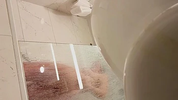 Loira peluda universitária se masturba no banho