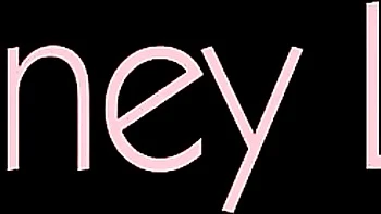 Tgirl mignonne se masturbe avec grosse chatte et petits seins