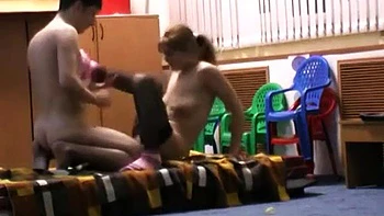 Amateur-Mädels reiten cowgirl und ficken doggy