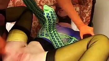 Lesbiennes blondes bizarres enculées avec jouets