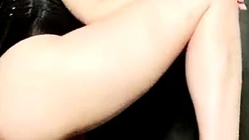 Mia Karolys rubia teen exhibe pies y corset en vídeo suave