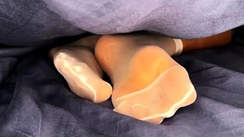 Pink Foxx tira as meias pretas na cama sozinha