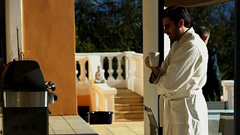 Blonde et brune baisent la bite en trio hardcore